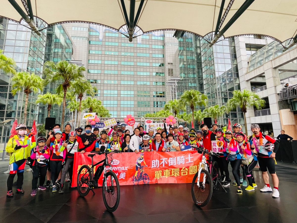 ▲30位癌症病友用10天完成1100公里單車環臺壯舉，終點站抵達新北，市府長官等來賓共同大合照象徵活動圓滿成功。（圖 ／新北市政府衛生局提供）