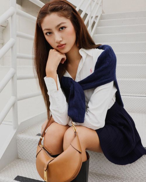 ▲任達華的18歲女兒,秀出裸背長腿,引起熱議。(圖/翻攝自任晴佳IG) ▲任達華的18歲女兒,秀出裸背長腿,引起熱議。(圖/翻攝自任晴佳IG)