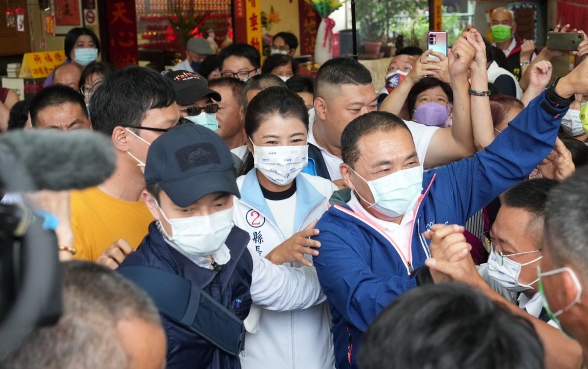 ▲侯友宜竹山正覺寺參香，被熱情民眾擠到寸步難行。（圖／許淑華競總提供，2022.11.08）