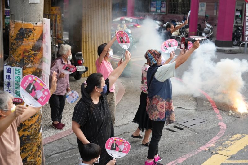 ▲侯友宜車隊經過之處,沿途鞭炮聲不絕有如謝票行程。(圖/許淑華競總提供,2022.11.08)