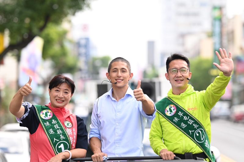 ▲吳怡農下午陪蔡培慧在草屯車隊掃街。(圖/蔡培慧競總提供,2022.11.08)