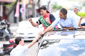 ▲女選民開心上前與車上的吳怡農握手。（圖／蔡培慧競總提供，2022.11.08）