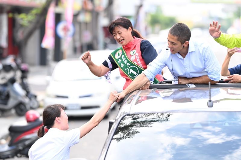 ▲女選民開心上前與車上的吳怡農握手。(圖/蔡培慧競總提供,2022.11.08)
