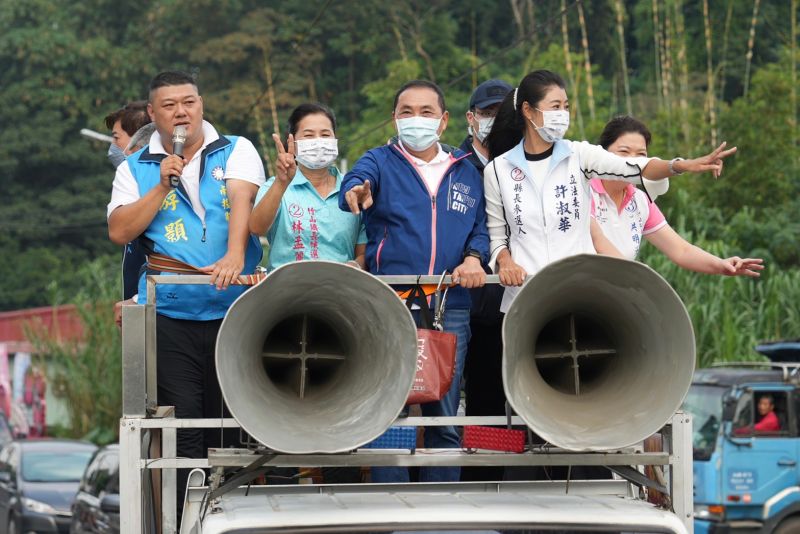 ▲侯友宜下午現身竹山,陪國民黨南投縣長候選人許淑華車隊掃街。(圖/許淑華競總提供,2022.11.08)