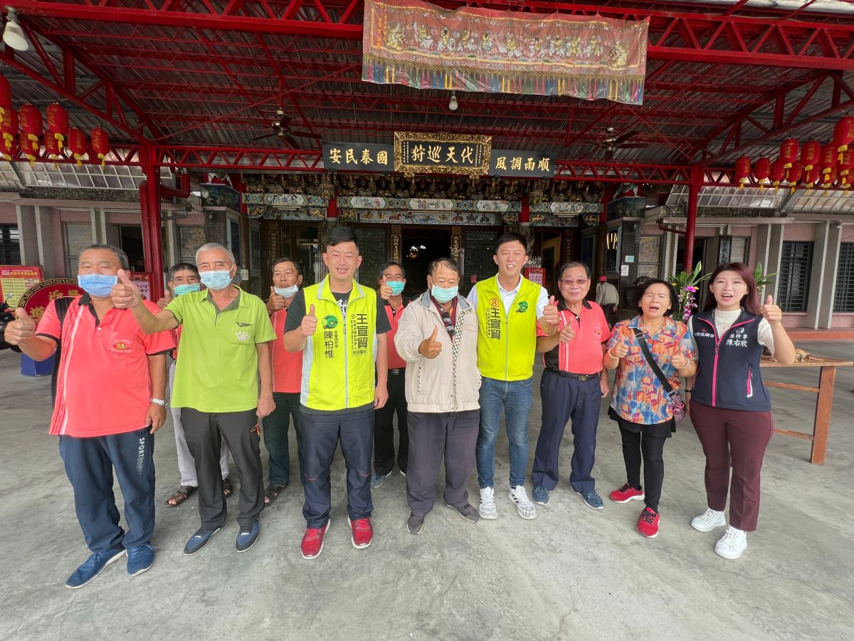 ▲前立委陳柏惟「3Q哥」今日陪同台南第一選區市議員候選人王宣貿前往柳營代天院參拜（圖／記者林怡孜攝，2022,11,08）