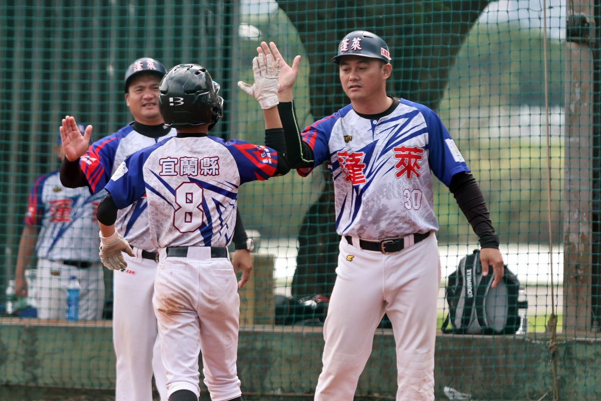 ▲宜蘭蓬萊國小總教練顏天龍（右）與學生擊掌。官方提供