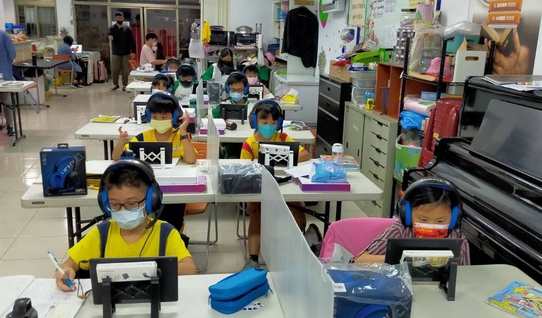 ▲鴻海教育基金會今（8）日指出，為了協助弱勢孩子補強課業，進而擁有靠教育脫貧的機會，基金會開辦「2022鴻海星光計畫」。（圖／鴻海教育基金會提供）