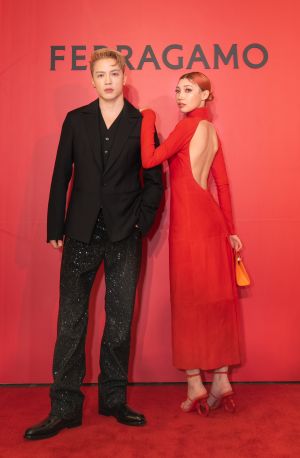 ▲左起：音樂型男J.Sheon與創作女伶Karencici以一黑一紅時尚造型現身。（圖／記者蕭涵云攝）