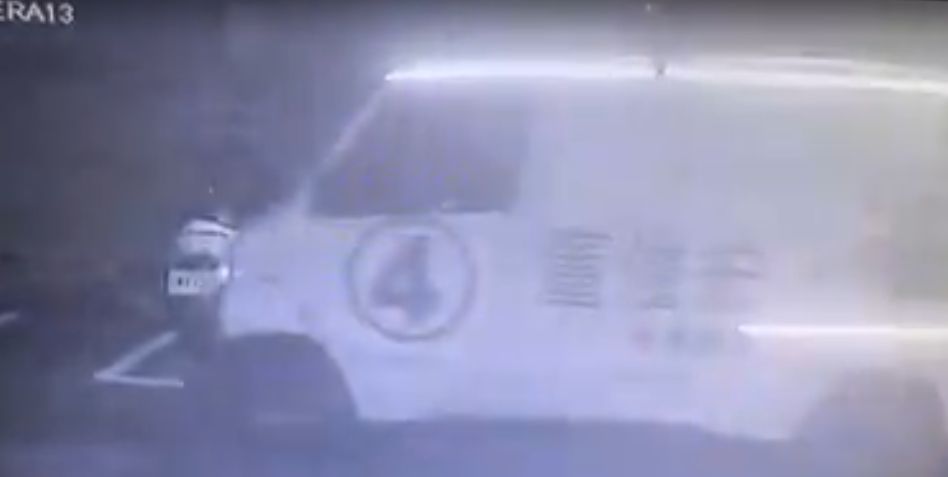 ▲新北市議員候選人董俊宏宣傳車，疑似撞倒停在路旁機車後肇事逃逸，讓車主氣得報警處理。（圖／翻攝畫面）