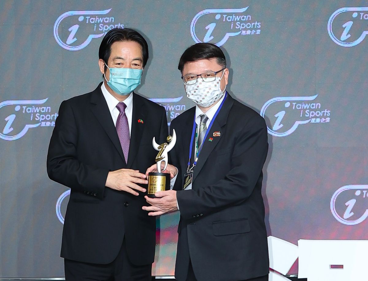 ▲信義房屋繼2017、2019年連兩屆獲頒「運動企業」標章，今年再度獲獎。由倫理長暨人資長楊百川（右）從副總統賴清德手中接過獎座。（圖／NOWnews資料照片）