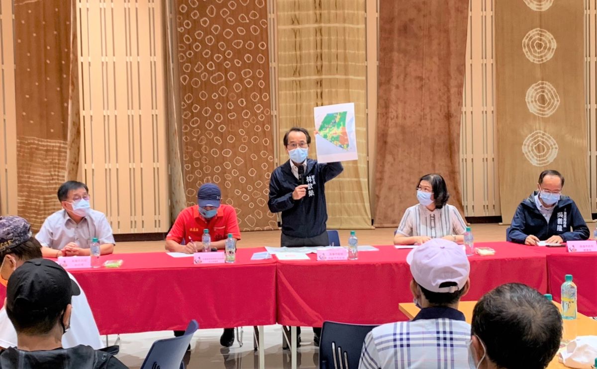 ▲副市長林欽榮今(8)日率領市府副秘書長陳盈秀及都發局、捷運局、地政局等首長於區公所拜會洪進財里長主席，與在場20餘位里長及多位里民充分討論。（圖／高市府都發局提供）