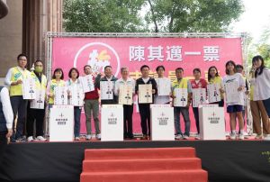 ▲身為高雄人的陳建仁表示,支持陳其邁,讓他再拚四年,也讓所有民進黨候選人過關,給其邁最堅強的支持與後盾。(圖/記者郭凱杰翻攝) ▲身為高雄人的陳建仁表示,支持陳其邁,讓他再拚四年,也讓所有民進黨候選人過關,給其邁最堅強的支持與後盾。(圖/記者郭凱杰翻攝)