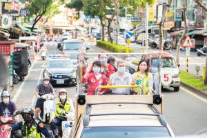 ▲前副總統陳建仁登上車隊與雄湧連線市議員候選人進行全市大車掃，共同宣傳「陳其邁一票、市議員一票、十八歲一票。」沿途受到民眾熱烈歡迎。（圖／記者郭凱杰翻攝）