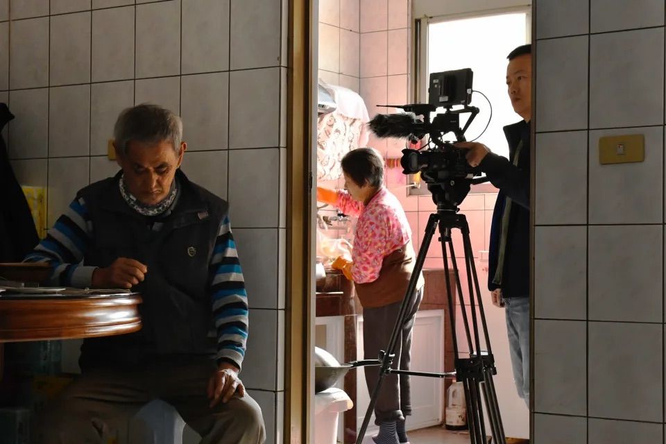 ▲導演盧盈良拍攝《神人之家》，紀錄父親罹癌過程。（圖／傳影提供）