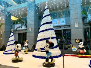 邀請大家來「米奇雪白森林」同歡,其中設計團隊更接地氣的將米奇、米妮手中塞入台灣在地小吃:大塊炸雞排、大杯珍珠奶茶,現場媒體親眼看到時全都不禁會心一笑。 ▲邀請大家來「米奇雪白森林」同歡,其中設計團隊更接地氣的將米奇、米妮手中塞入台灣在地小吃:大塊炸雞排、大杯珍珠奶茶,現場媒體親眼看到時全都不禁會心一笑。(圖/記者汪睿琦攝)