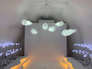 燈區內有披覆著銀色光芒的「水晶球屋」,踏入屋內可以感受到零下的體感溫度,體驗冬季的雪白浪漫 ▲燈區內有披覆著銀色光芒的「水晶球屋」,踏入屋內可以感受到零下的體感溫度,體驗冬季的雪白浪漫。(圖/記者汪睿琦攝)