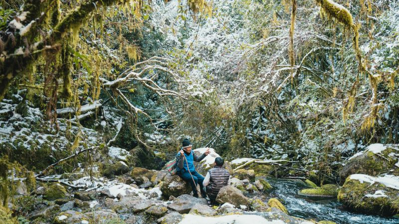 ▲《哈勇家》雪景,陳德清(左)與張祖鈞展現祖孫情。(圖/華映娛樂提供)