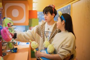 民眾還可以前往巨大玩具盒造型的「皮克斯玩聚工作室」快閃店,選購超吸睛的皮克斯周邊商品,當紅動畫角色商品齊聚一堂,滿足內心深處的滿滿童心魂! ▲(red arrow up)民眾還可以前往巨大玩具盒造型的「皮克斯玩聚工作室」快閃店,選購超吸睛的皮克斯周邊商品,當紅動畫角色商品齊聚一堂,滿足內心深處的滿滿童心魂!(圖/新北觀光局提供)