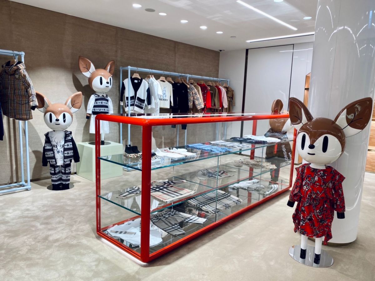 ▲精品圈年底超多新店重磅開幕！BURBERRY台北101旗艦店近300坪店內空間結合「天空之鏡Mirrored Ceilings」迎來開闊視野，全新打造超萌童裝專區引人尖叫。THOM BROWNE台北微風南山店，打造逾60坪、極簡的世紀中期現代主義風格辦公室。Roger Vivier台南新光三越店，融入品牌浪漫元素，帶來法式甜美情調。（圖／記者蕭涵云攝）