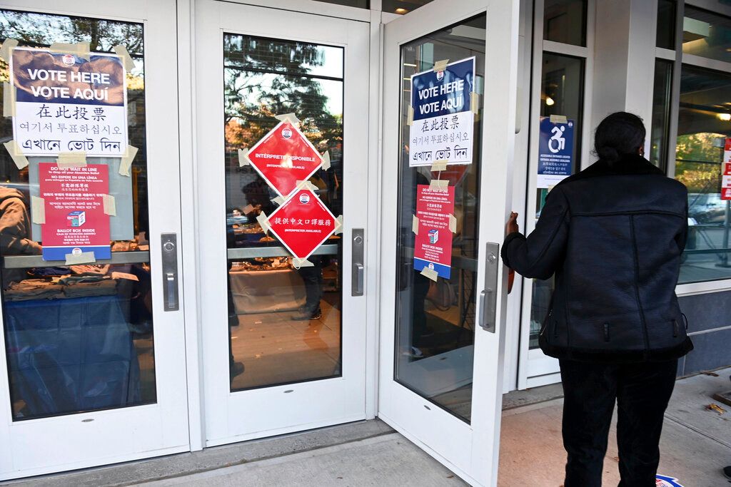 ▲美國期中選舉8日投票，紐約民眾前往位於紐約皇后區的投票站。（圖／美聯社／達志影像）