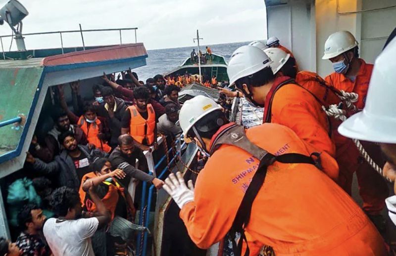 ▲一艘載著305人的漁船在越南近海遇險，所幸船上所有人最後都被救起。（圖／翻攝自越通社）