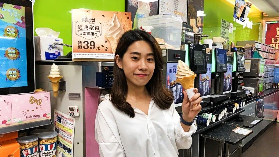 ▲全家霜淇淋又有新創舉，因應冬天到來，即將推出新口味「玉米濃湯霜淇淋」，引起網路熱烈討論。（圖／全家提供）