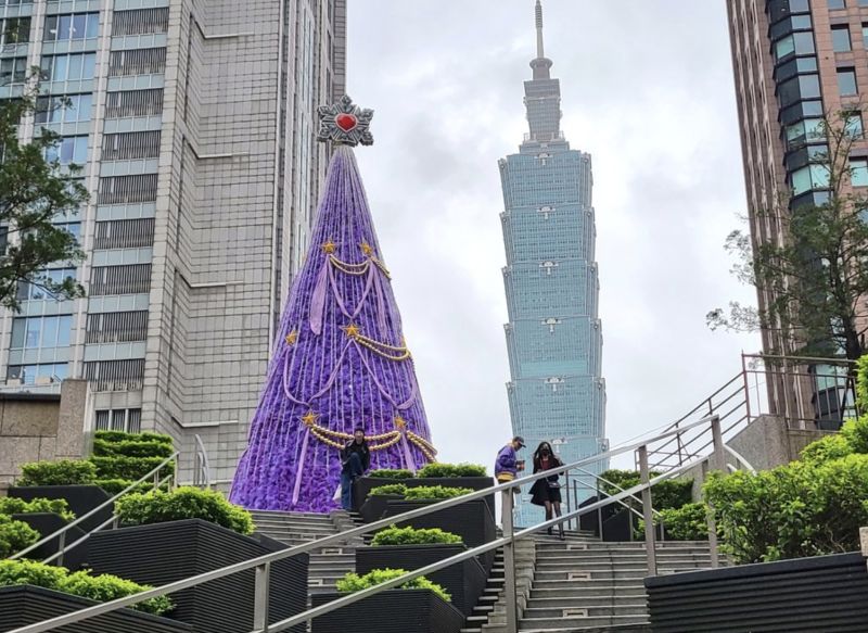 ▲一名國外網友看到台灣街頭的聖誕樹相當傻眼。（圖/推特@jieh_an）