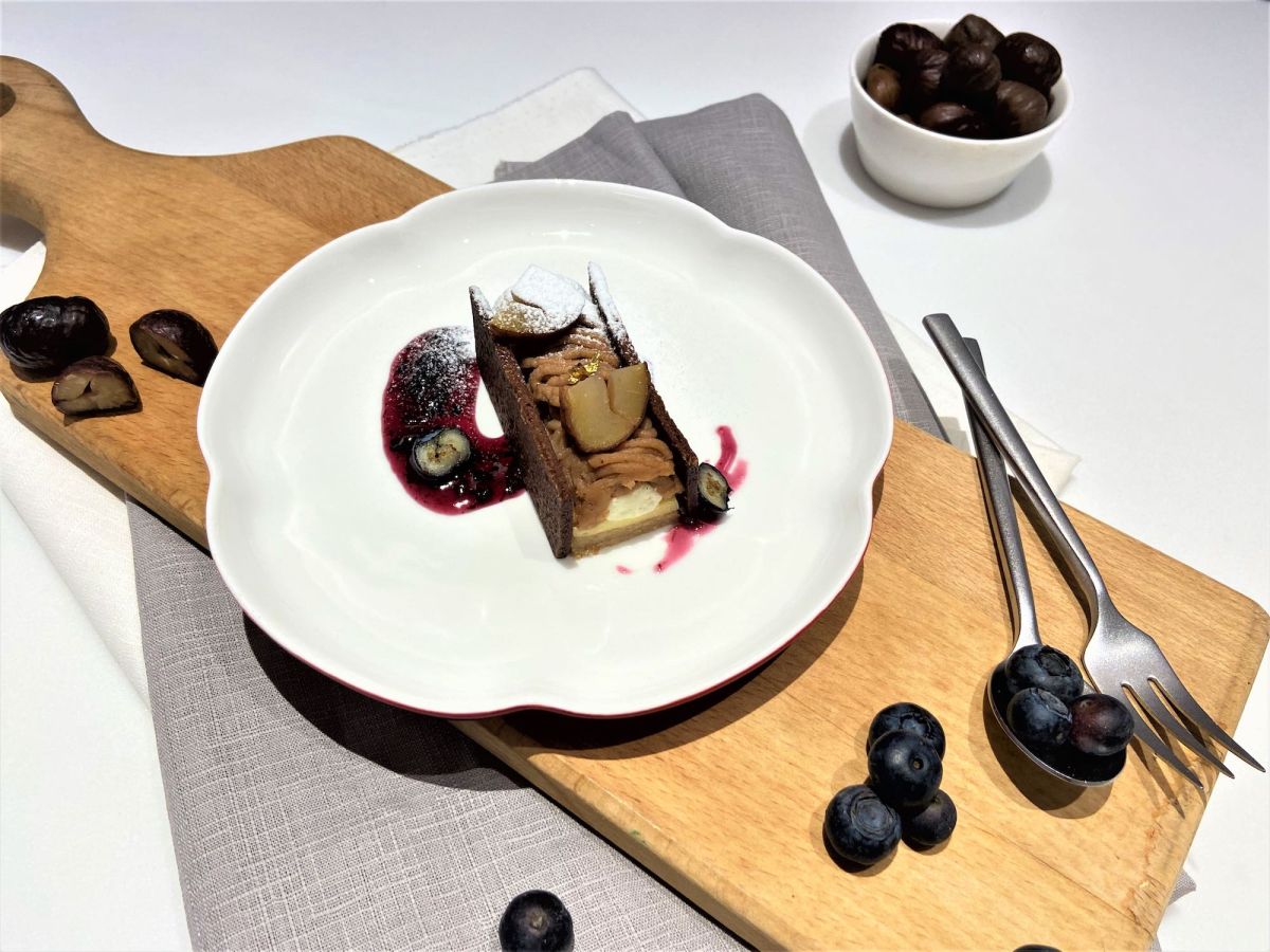 ▲華航 11、12 月飛往東京成田、大阪、名古屋、福岡航班的豪華商務艙/商務艙，限定推出素有甜點界香奈兒之稱的法朋烘焙甜點坊「栗子蒙布朗」。（圖／華航提供）