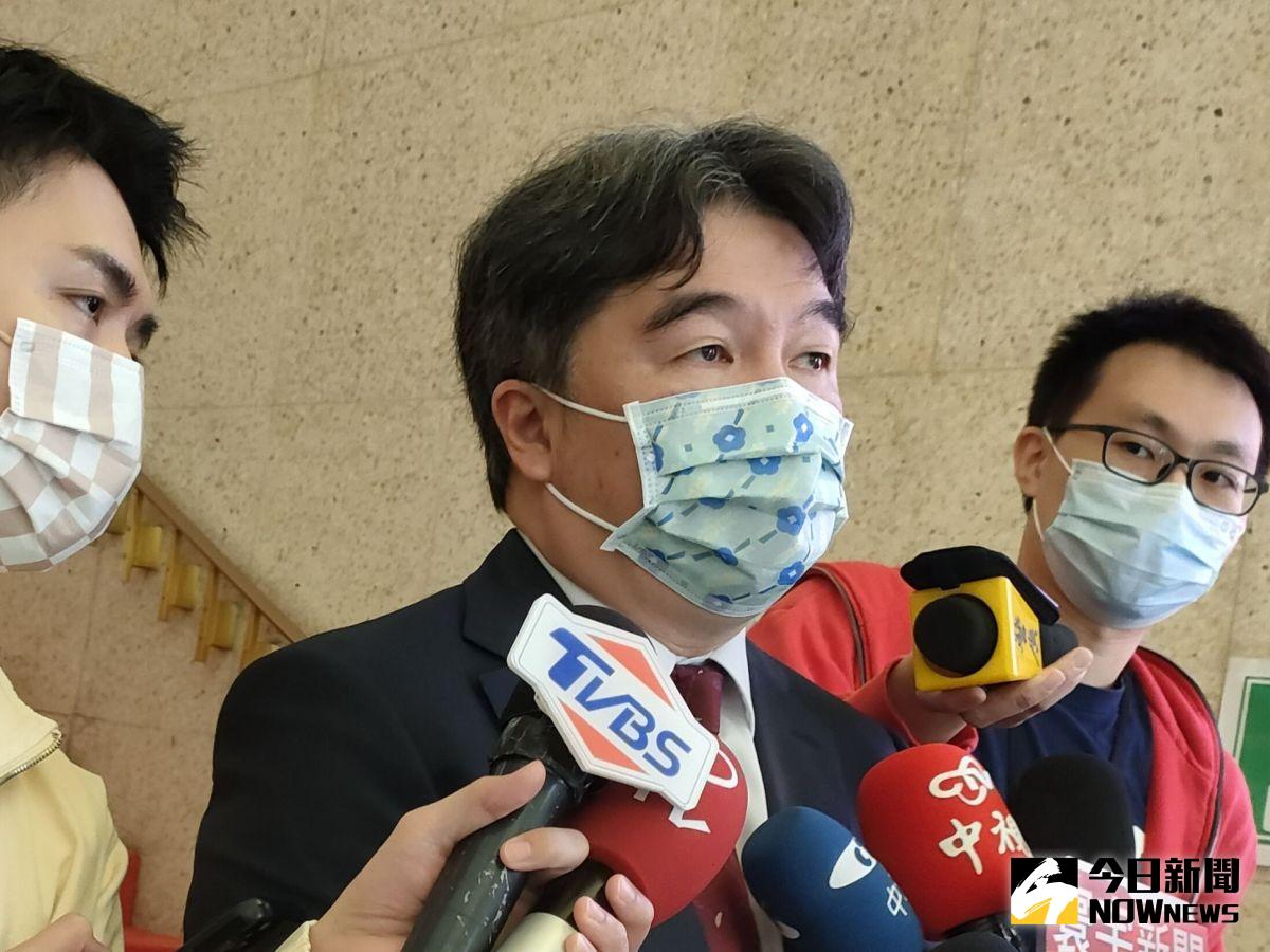 ▲今（9）日中央流行疫情指揮中心指揮官王必勝再透露，第二階段有望改為正面表列，除指定場所，其餘場域可免戴口罩。（圖／記者許若茵攝，2022.11.09）