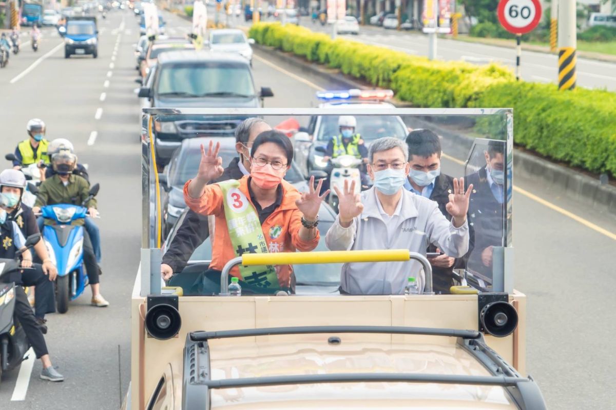 ▲前副總統「大仁哥」陳建仁來到大岡山區，陪同民進黨參選議員最年輕新人林志誠進行車隊大掃街。（圖／記者郭凱杰翻攝）