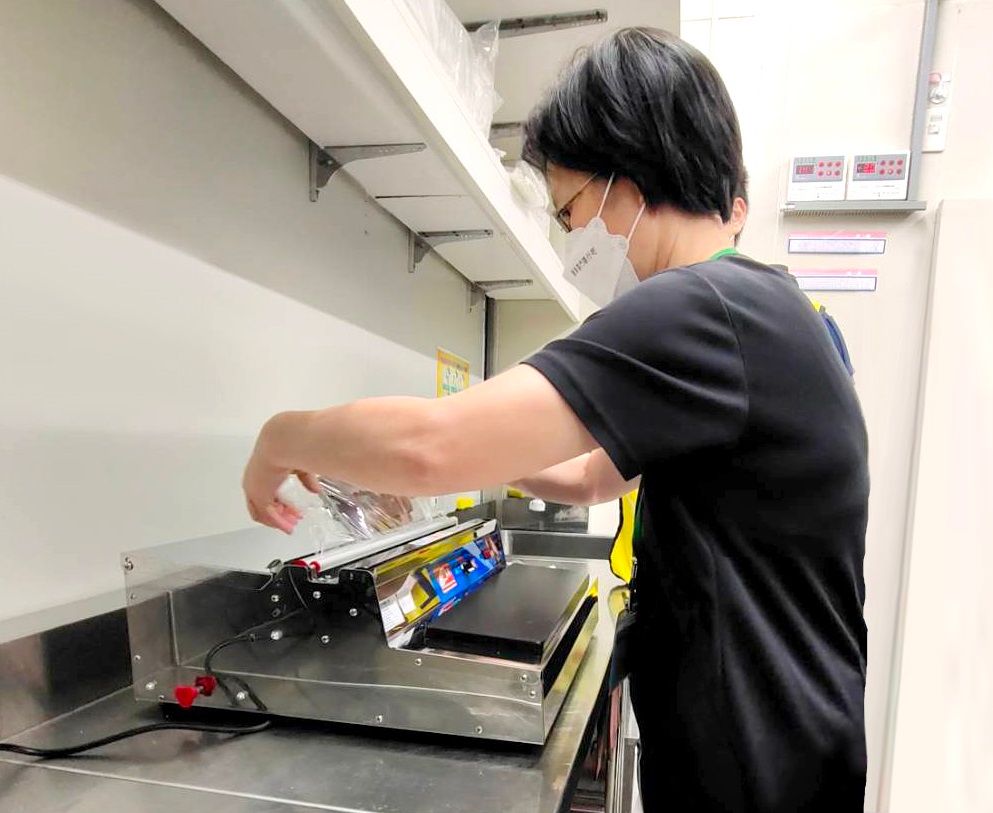 ▲個管員陪同小董一起進入面試會場，讓小董安心與放鬆。（示意圖／新北市勞工局）