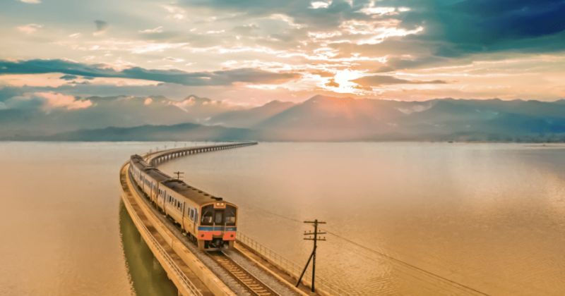 超美海岸線！泰國「水上移動的火車」車票火速賣光
