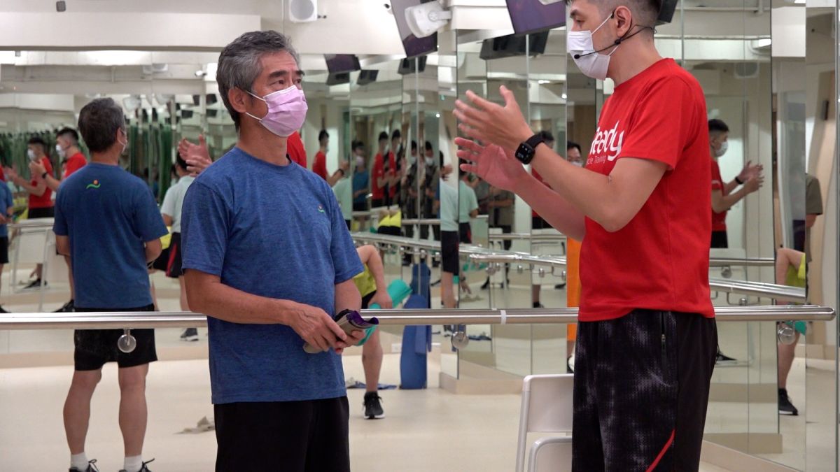 ▲芮宜運動醫學執行長涂肯榮（右）課間指導學員柯先生。康仲誠攝