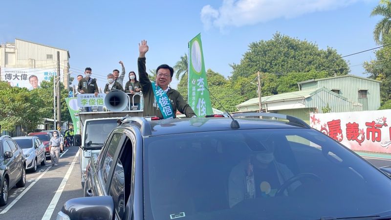 ▲李俊俋登記後展開車隊掃街,懇託嘉義市民支持,讓嘉義市更好、更進步。(圖/李俊俋辦公室提供)