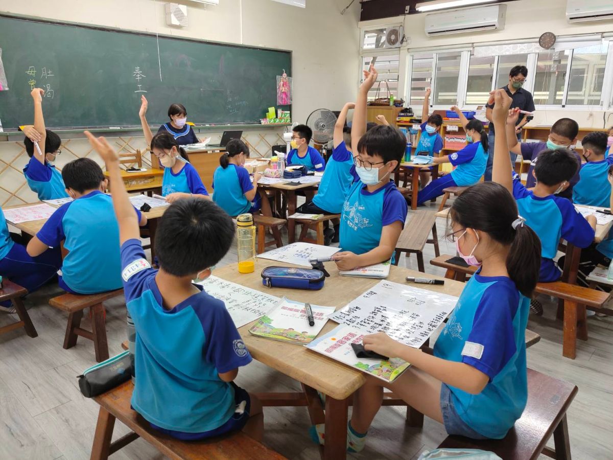 ▲美濃國小客語教師吳瑟霞，教學經驗豐富，全校師生都十分喜愛她充滿特色又結合現代科技的客語教學方式，細孲仔課堂上反應十分踴躍。（圖／蘇佑昇攝）