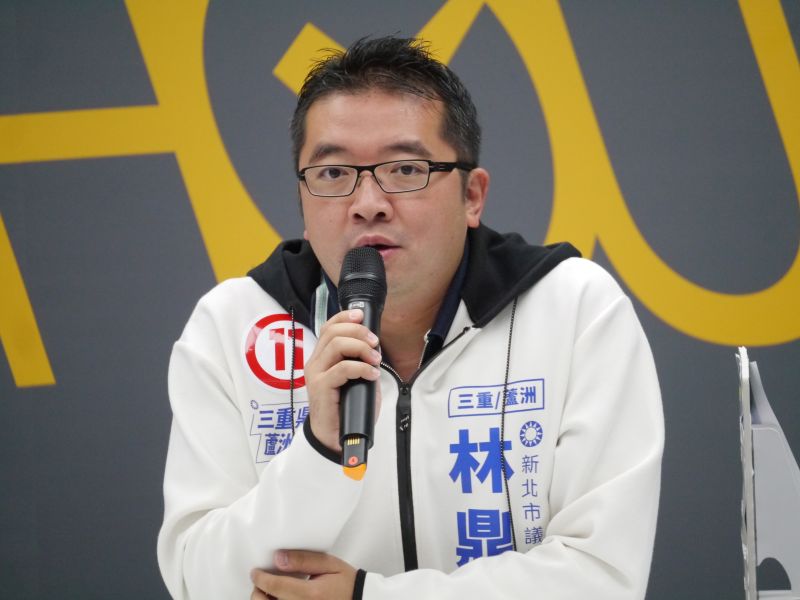▲林鼎超質疑計程車車尾廣告金流安排,有沒有收據、發票,都應該交代清楚,給新北市民合理交代。(圖 /記者吳嘉億攝,2022.11.9)