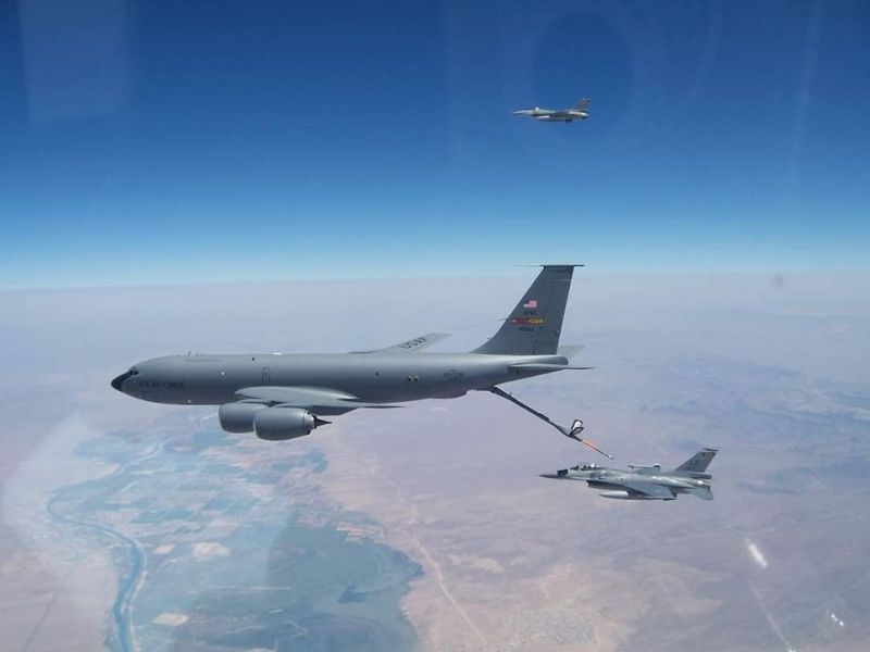 ▲ 空軍F-16戰機在美國接受KC-135加油機空中加油訓練。（圖／美國在台協會）