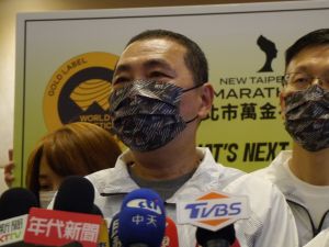 侯友宜受訪提到明年3月19日舉辦的萬金石馬拉松,會負起國際責任認證,成為亞洲首場綠色認證的賽事。(圖 /記者吳嘉億攝,2022.11.9) ▲侯友宜受訪提到明年3月19日舉辦的萬金石馬拉松,會負起國際責任認證,成為亞洲首場綠色認證的賽事。(圖 /記者吳嘉億攝,2022.11.9)