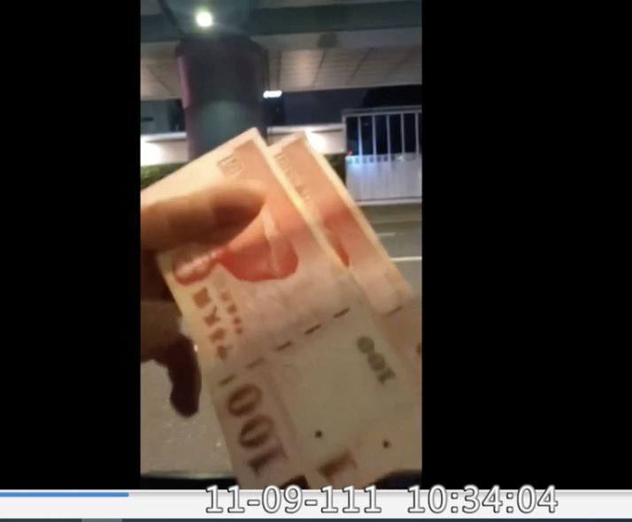 ▲口罩男詢問小黃司機要不要貼林佳龍貼紙,可拿200元(圖/翻攝國會頻道)