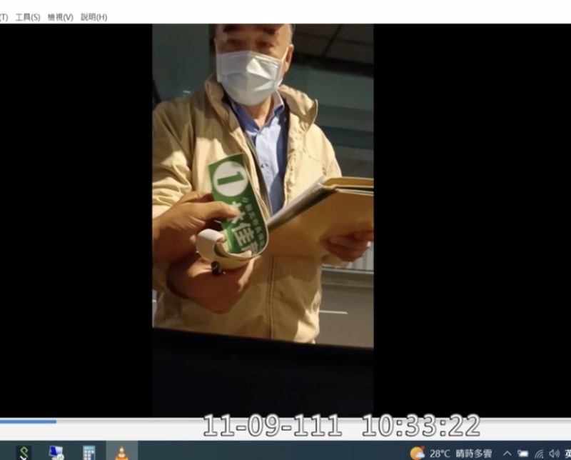 ▲口罩男詢問小黃司機要不要貼林佳龍貼紙,可拿200元(圖/翻攝國會頻道)