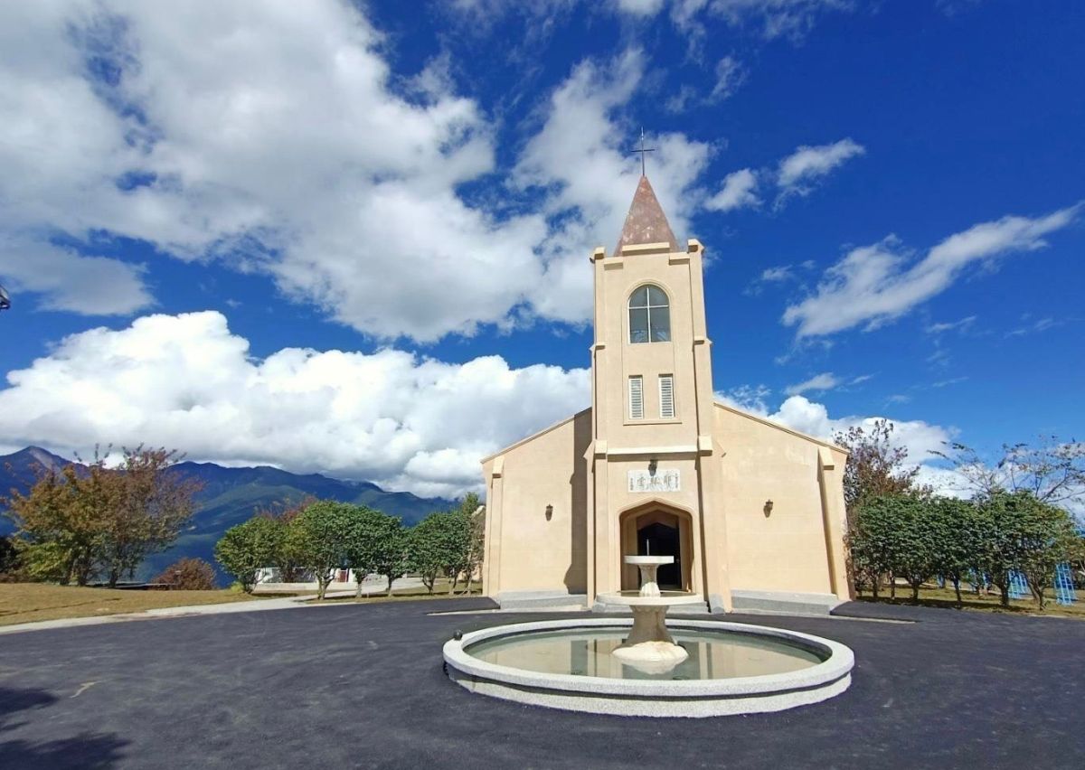 ▲梨山耶穌堂大銅鐘重新掛上尖塔(圖／參山處提供2022.11.9)