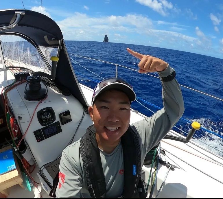 ▲日本23歲男子木村啓嗣將從11月12日從兵庫縣西宮市出海，挑戰「獨自一人、不靠港、無補給」駕駛小型帆船航行地球一圈的日本最年輕紀錄。（圖截取自IG「go_around_re_earth」）