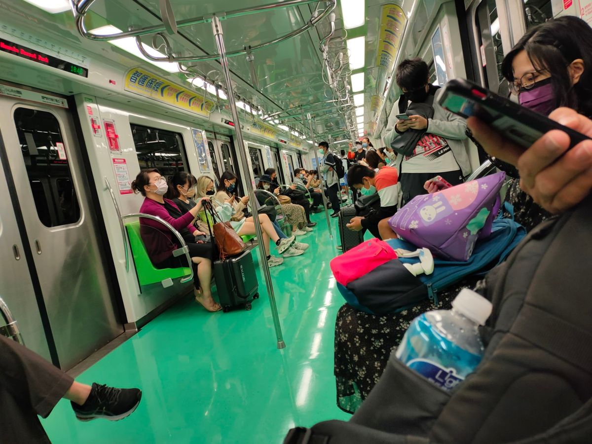 ▲帶寵物搭捷運須符合規定(圖／柳榮俊攝2022.11.9)