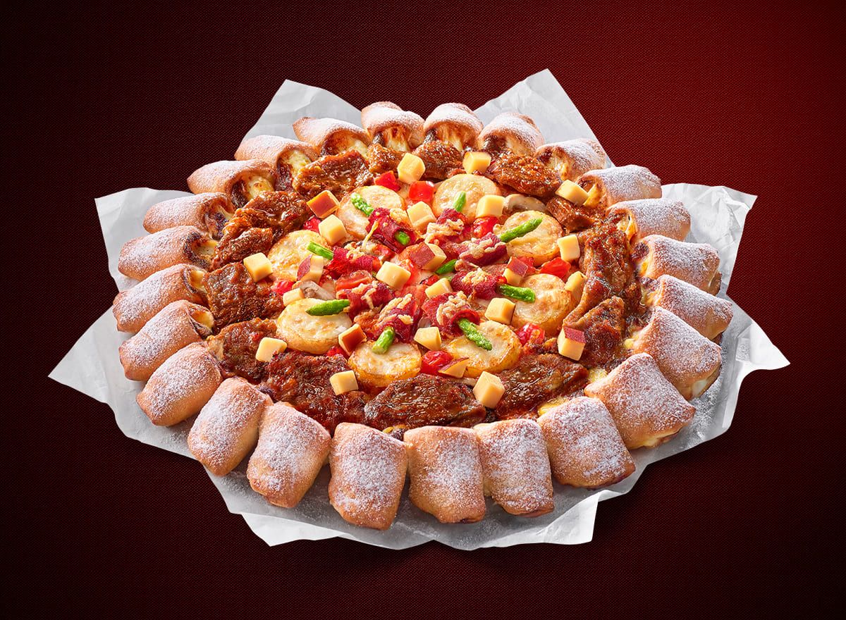 ▲必勝客披薩竟把豪華套餐的前菜＋主餐＋甜點一次放進披薩裡，「白蘭地牛排＋炙烤干貝蘆筍捲＋肉桂捲」鹹甜一起吃！還超前部署「聖誕跨年豪華套餐」為歲末年終聚餐做準備。（圖／必勝客提供）