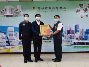 ▲高市警方偵破大寮槍擊案,市長陳其邁今天頒獎給高雄市刑大,由刑大副大隊長林耕宇代表受獎。(圖/高市府提供) ▲高市警方偵破大寮槍擊案,市長陳其邁今天頒獎給高雄市刑大,由刑大副大隊長林耕宇代表受獎。(圖/高市府提供)