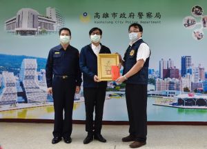 ▲高市警方偵破大寮槍擊案，市長陳其邁今天下午頒獎給林園警分局偵查隊長陳財源。（圖／高市府提供）