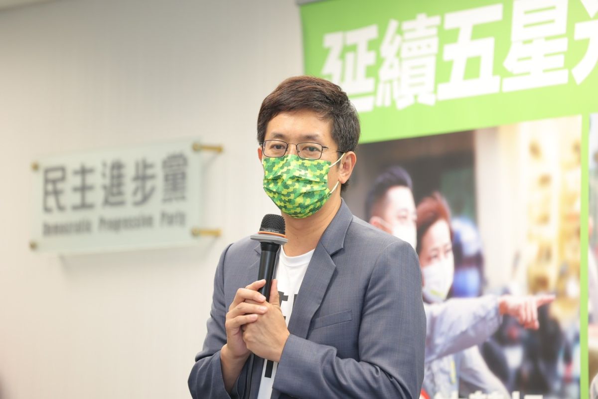 ▲羅智強今在臉書發文指控，蔡適應競選看板廣告違法放在基隆國有地上，酸蔡儼然成違法看板王，林右昌難道還不開罰？（資料照片／蔡適應辦公室提供）