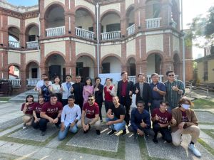 成大學生團隊與產業界貴賓合影。背後建築物即為知事官邸,在這裡可以品嘗到「茶薈知事官邸」限定販售的「忘憂微醺聖代」 ▲成大學生團隊與產業界貴賓合影。背後建築物即為知事官邸,在這裡可以品嘗到「茶薈知事官邸」限定販售的「忘憂微醺聖代」(圖/記者林怡孜攝,2022,11,09)
