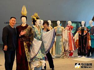 「冥遊記—帝王之宴」歌劇院登場 雙唐跨界聯手演出 ▲「冥遊記—帝王之宴」歌劇院登場,今日展出部份戲服,作工精緻華麗。(圖/記者金武鳳攝,2022.11.9)