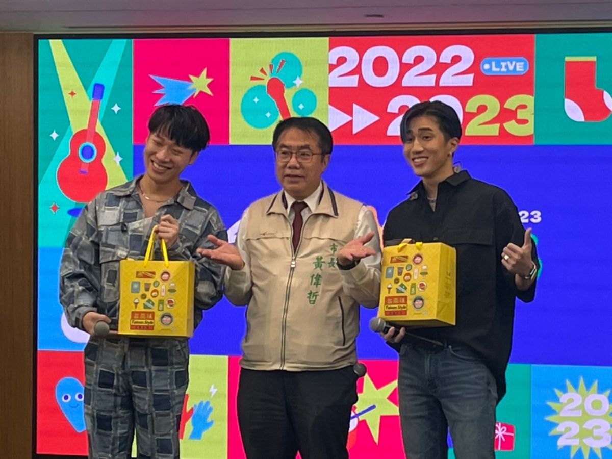 ▲黃偉哲送上伴手禮台南特產給婁峻碩(右)及小賴（賴晏駒）（圖／記者林怡孜攝，2022,11,09）